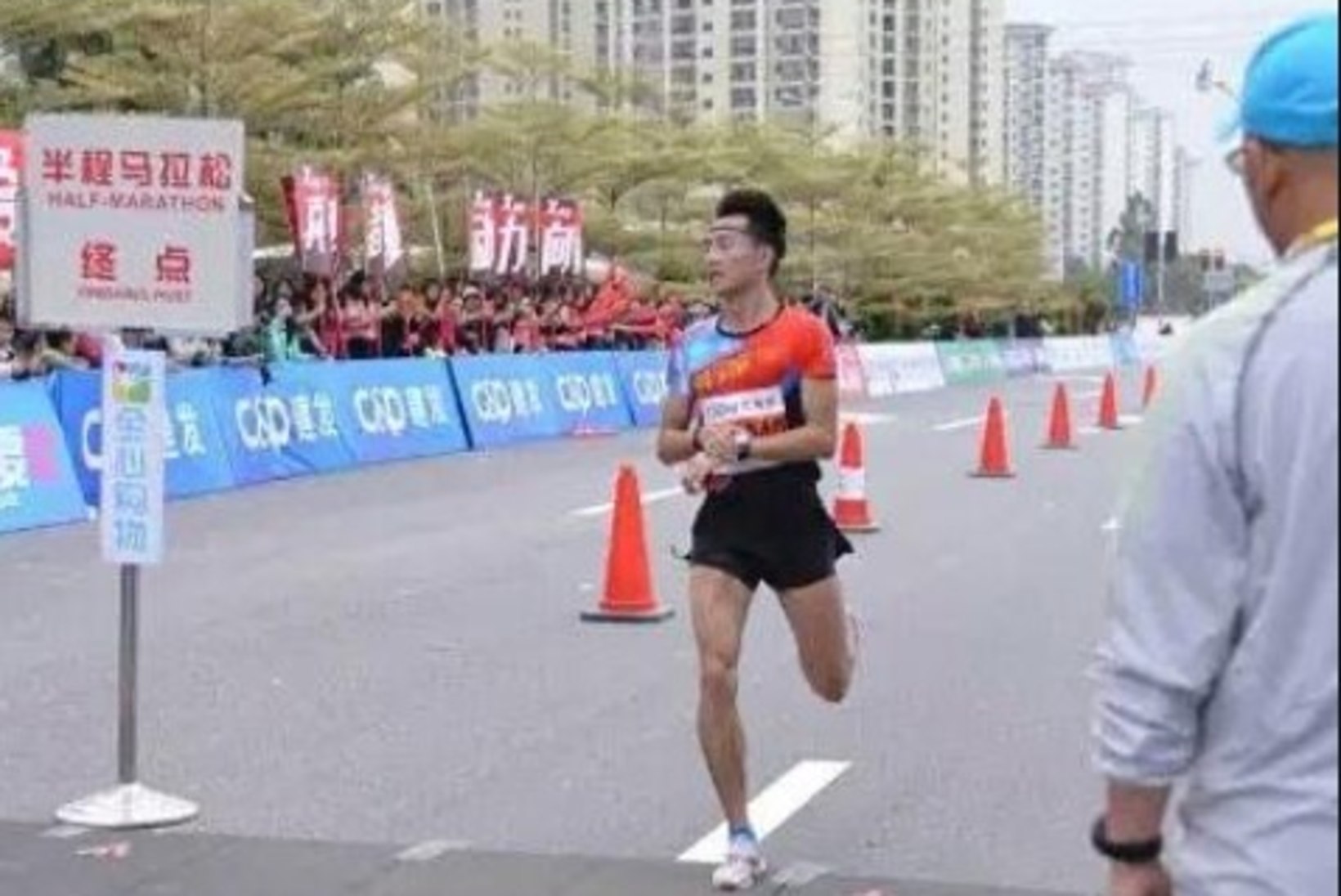 Kõhulahtisusega võidelnud maratonijooksja lasi ennast rajal täis, kuid finišeeris esimesena