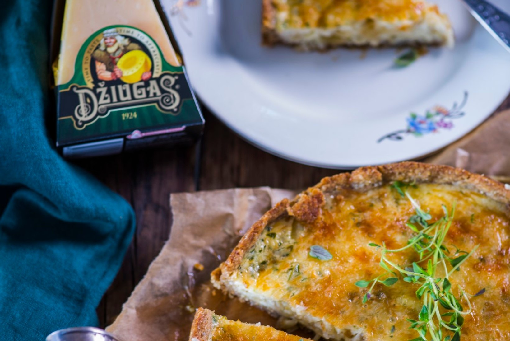VIDEORETSEPT | Džiugase juustuga sibulapirukas kartuli-rukkitaina põhjal