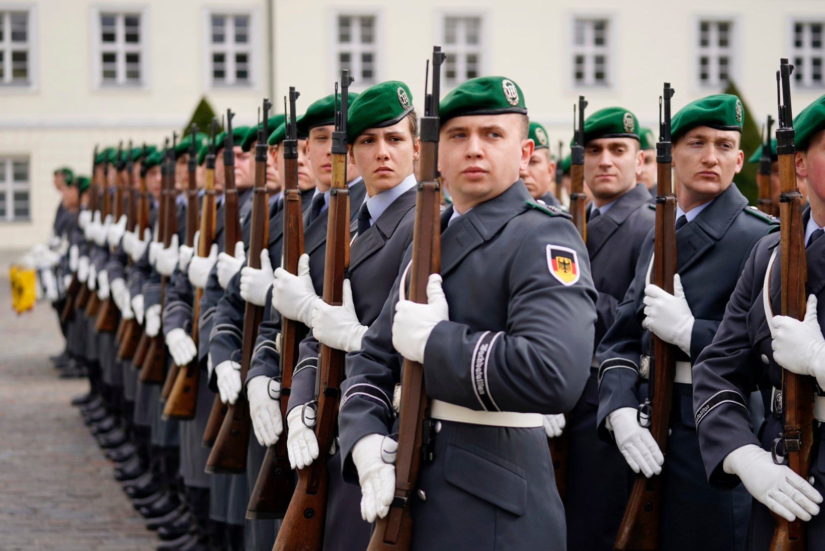 PÄEVA KASUTU FAKT | Sajad Saksa meessõdurid vajavad rinnavähendamise operatsiooni