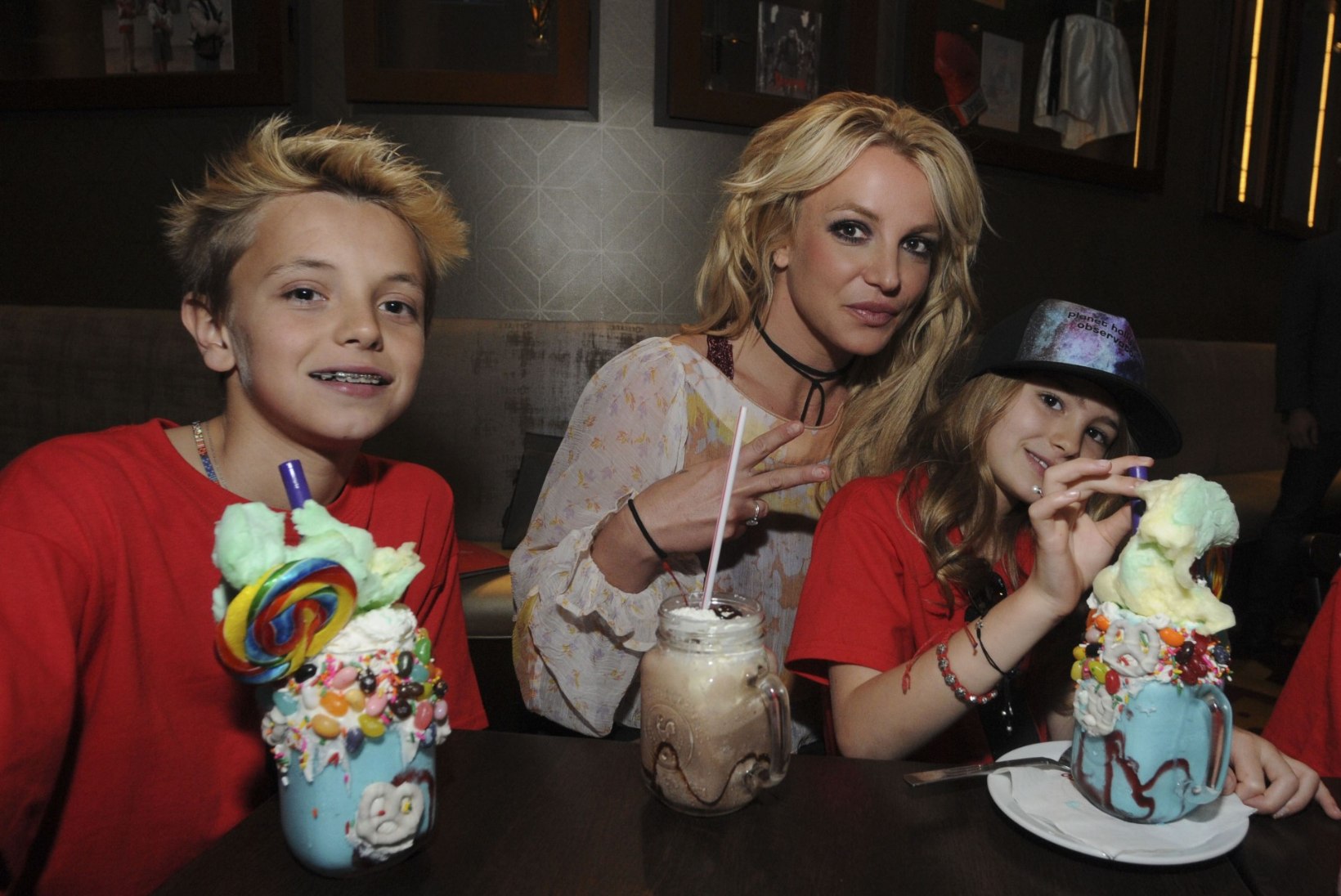 Britney pojad elavad ema närviravi ajal isa Kevin Federline'i pool