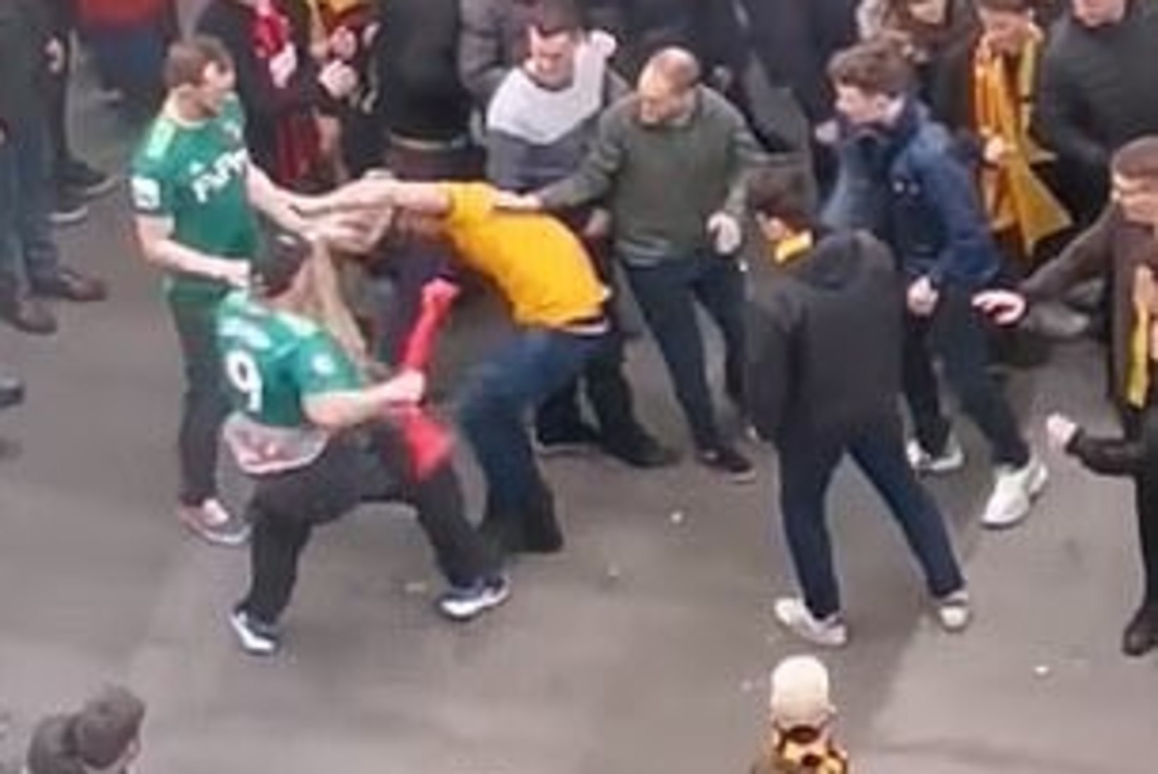 VIDEO | Vastasfänne klohmima asunud jalgpallisõber sai ise kere peale