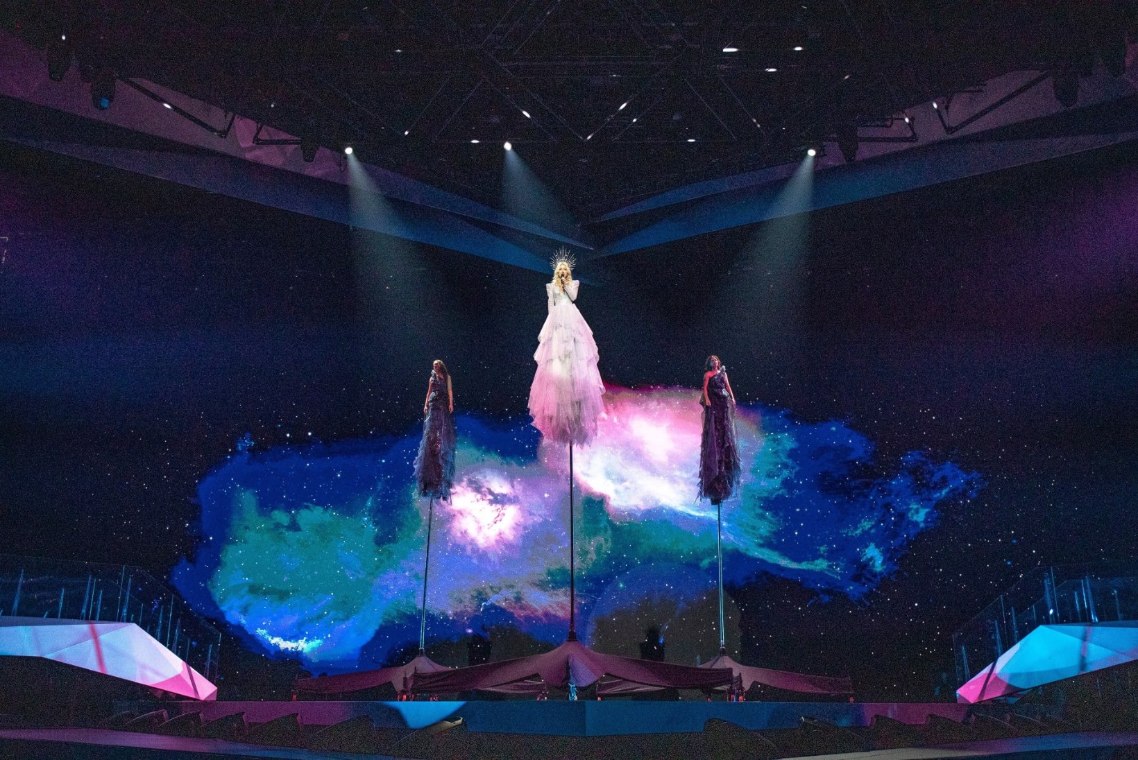 VIDEO | Vaata, kuidas veetakse Eurovisioni lavalt minema Austraalia lauljatar ja tema kaaskond
