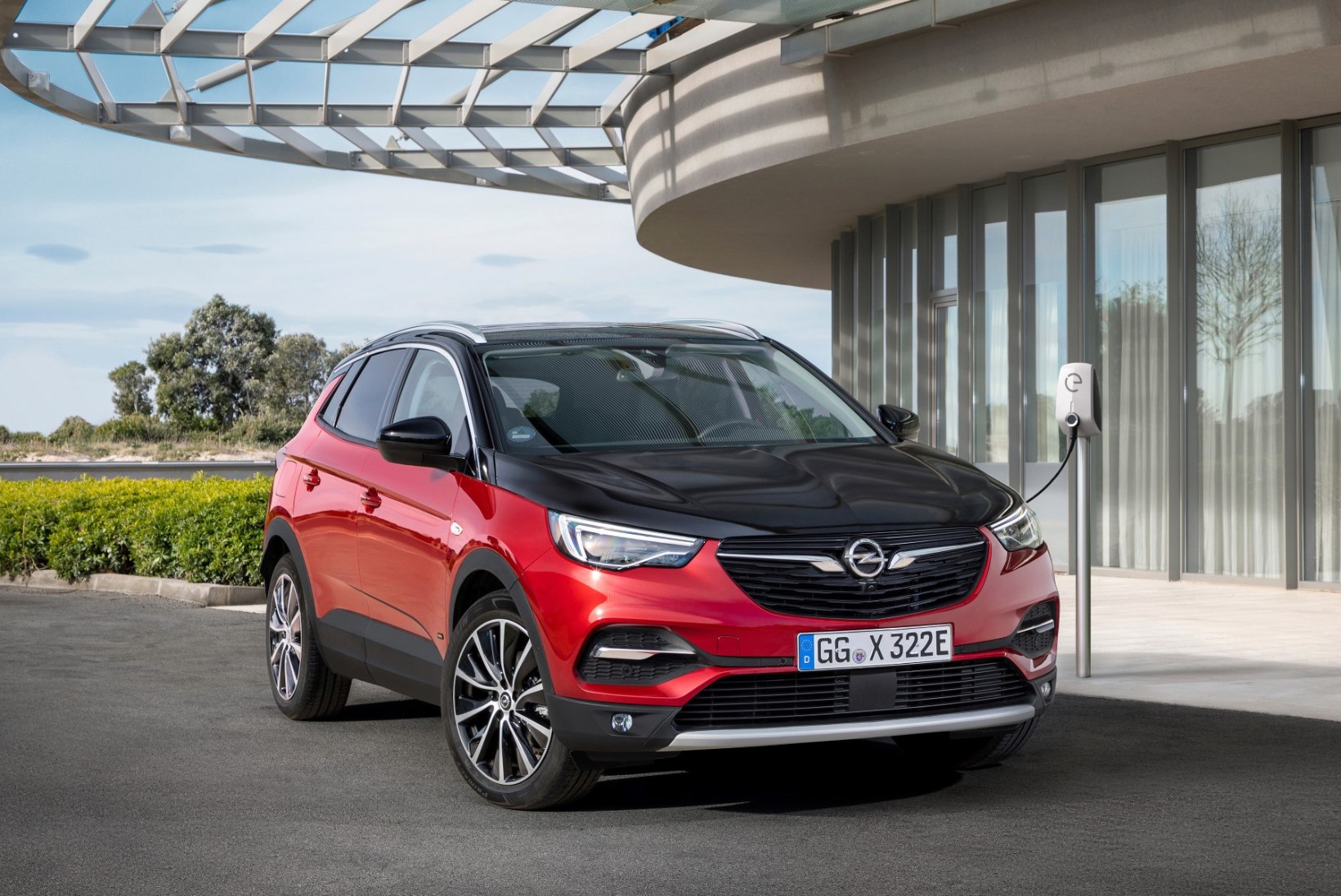 Opeli esimene hübriidajamiga auto on 300hobujõulise ühendvõimsusega nelikveoline