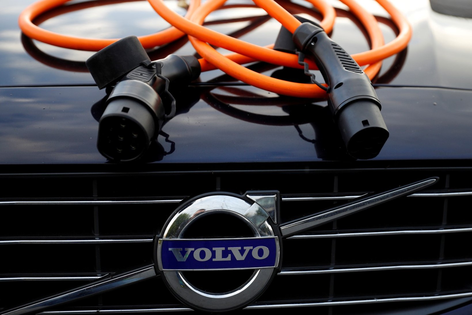 Volvo marsib kiirelt elektriajastusse – kaks suurt akutootmise lepingut said allkirjad
