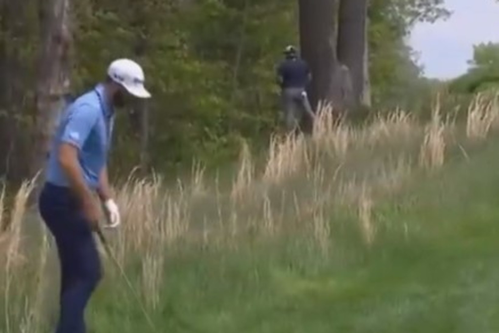 PIINLIK VIDEO | Ennast kergendama läinud golfar jäi telekaameratele haledalt vahele