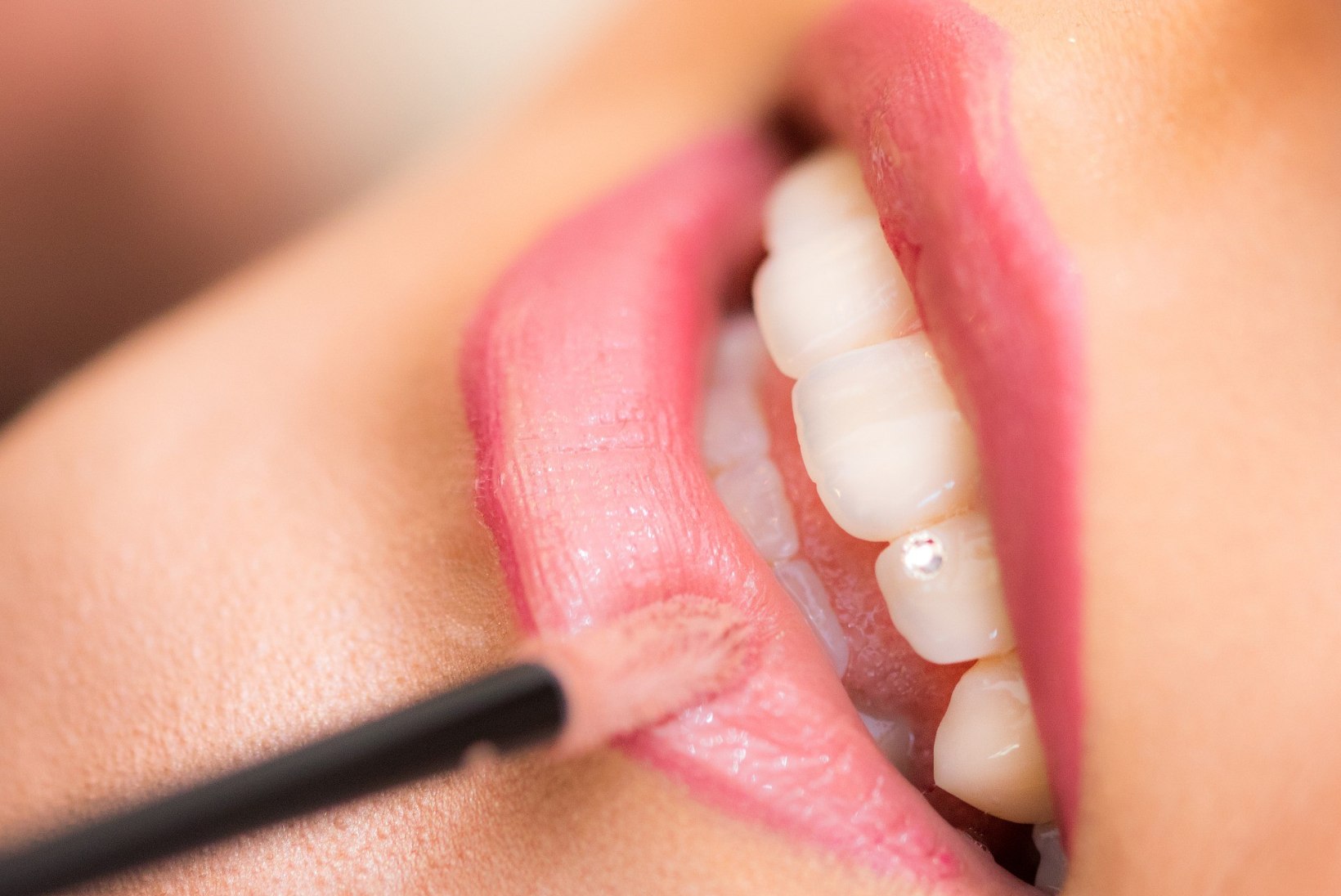 NAISTELEHT TESTIB | Kas suurendavad huuleläiked tõesti toimivad?