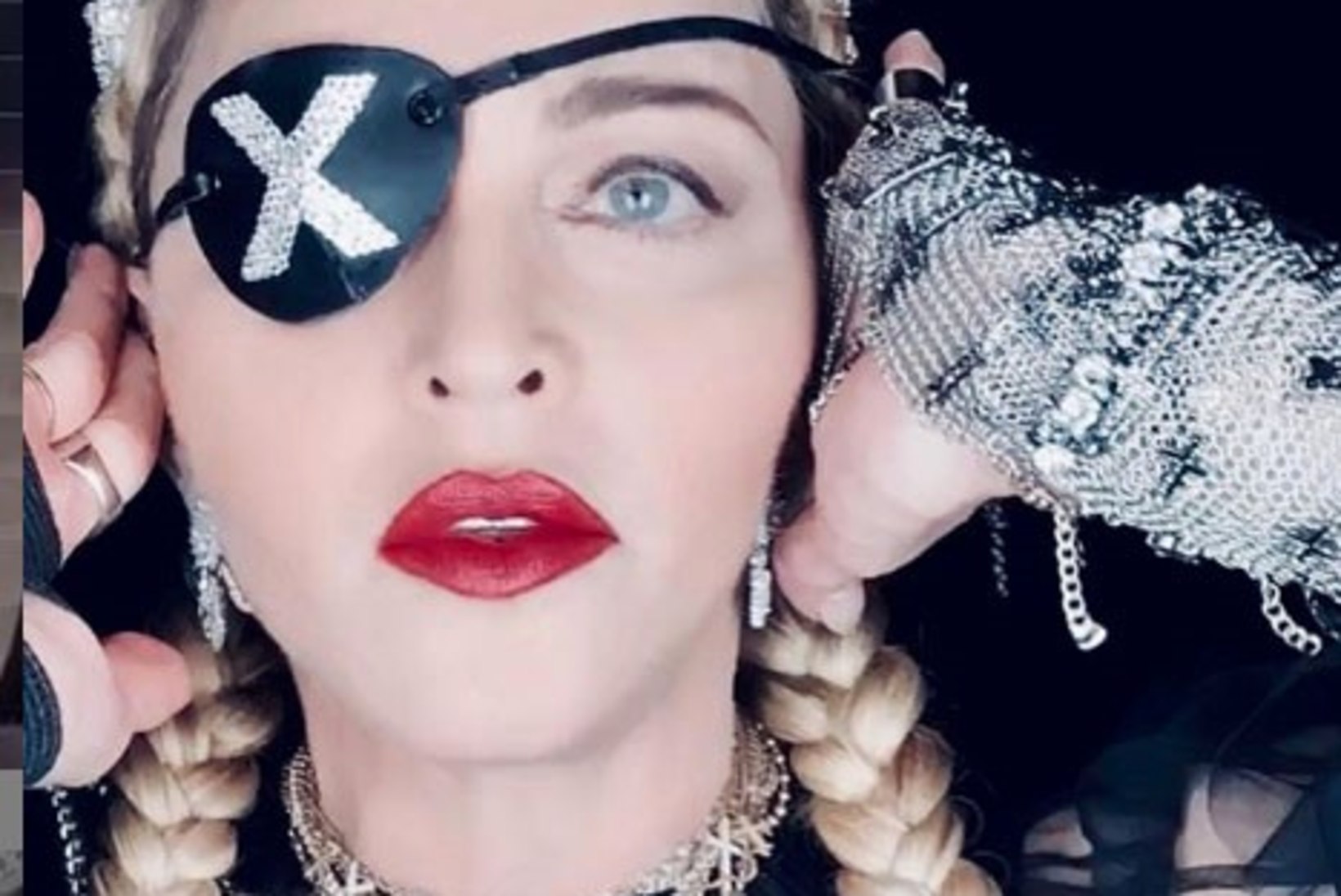 Madonna näitab, mida ta arvab oma kehva etteaste kritiseerijatest