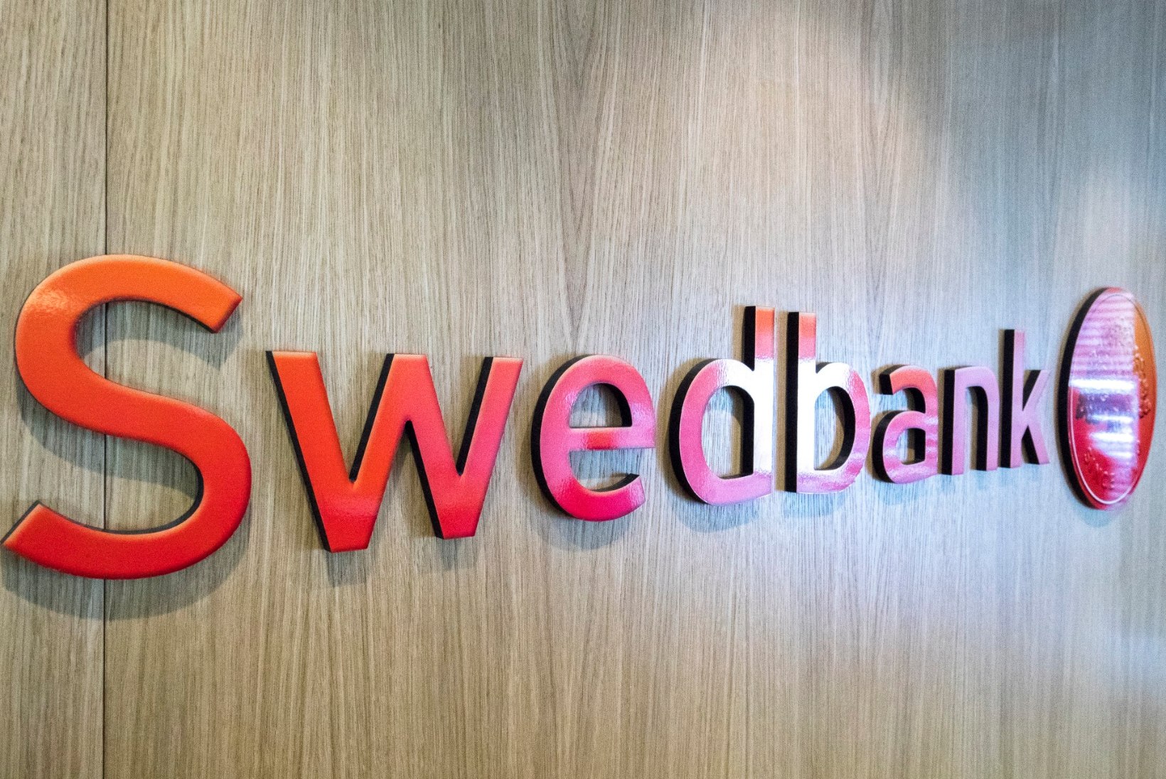 TELLERI PROHMAKAS: Swedbank kasseeris kliendilt eraldi teenustasu sularaha ja müntide eest