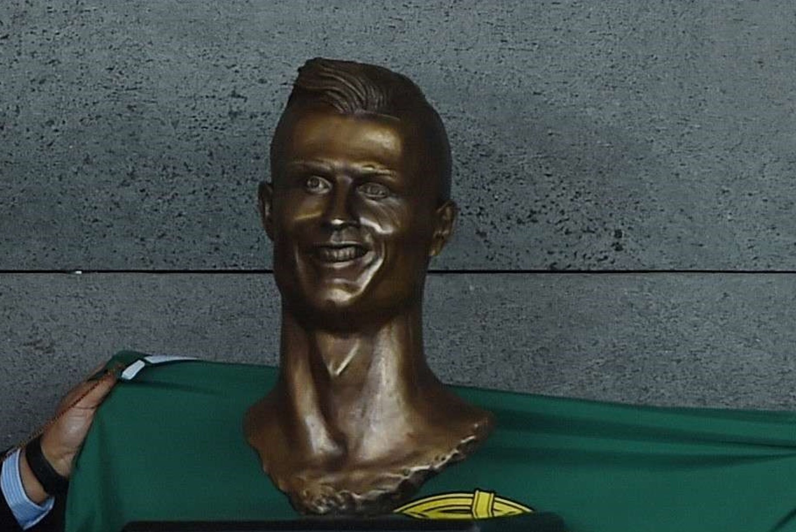 HULLEM, KUI RONALDO!? Jalgpallilegendi auks avatud skulptuur ajas fännid vihale