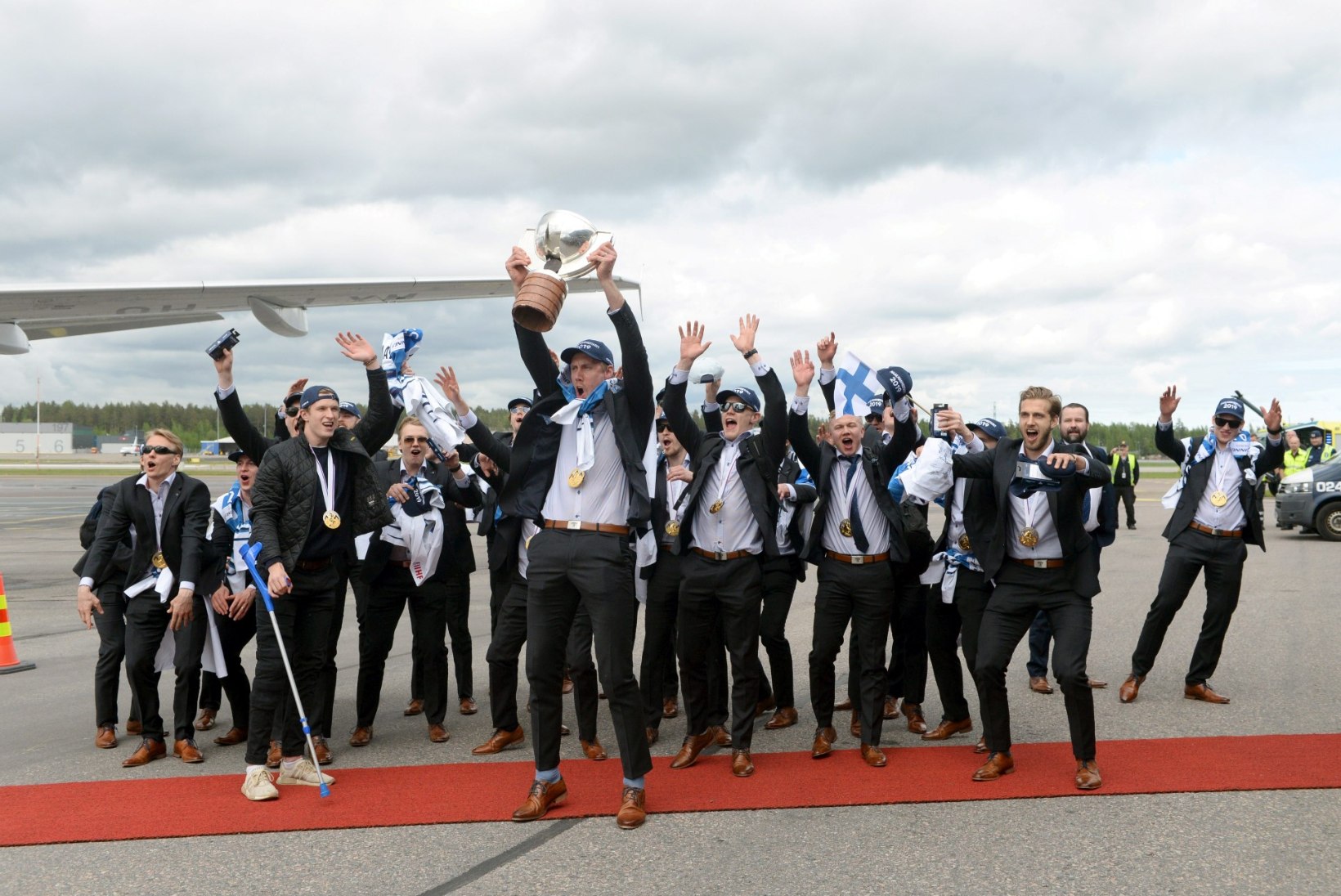FOTOD | POJAD ON KODUS! Võidukas Soome hokikoondis maandus Vantaa lennuväljale