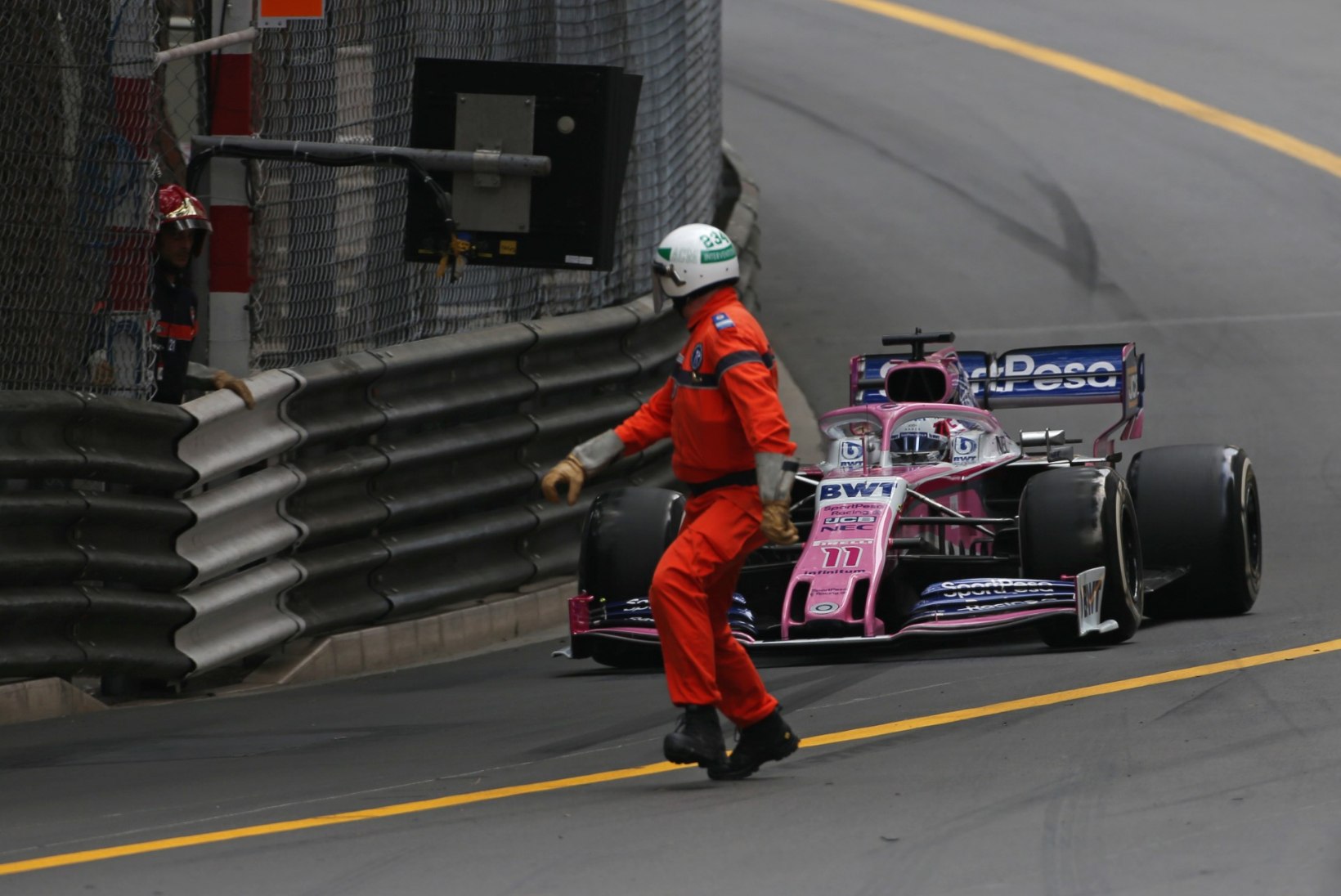 VIDEO | Monaco GP rajatöötajad tekitasid äreva olukorra. Piloot: ma oleks nad peaaegu surnuks sõitnud