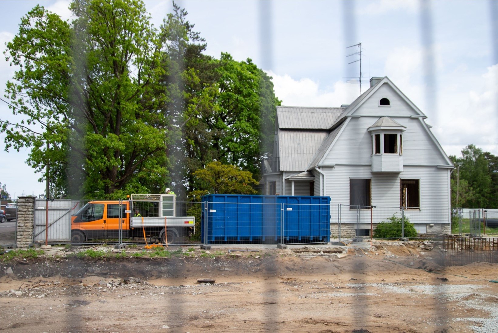 FOTOD | UMAMI JÄI UUSARENDUSELE JALGU: alustati 1930ndatest pärit villa lammutamist