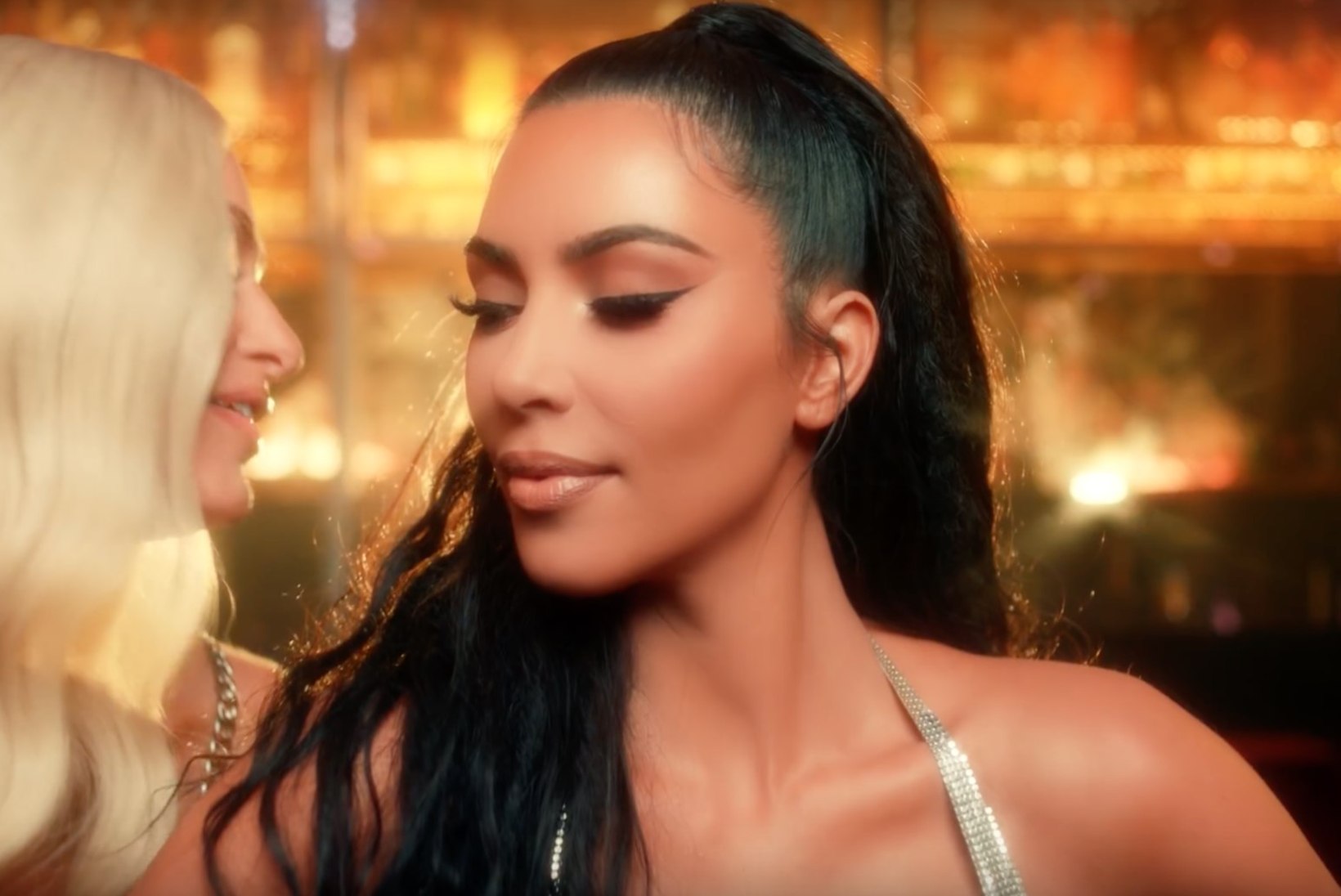 VAATA | Paris Hilton avaldas eriti edeva muusikavideo, kus lööb kaasa ka Kim Kardashian!