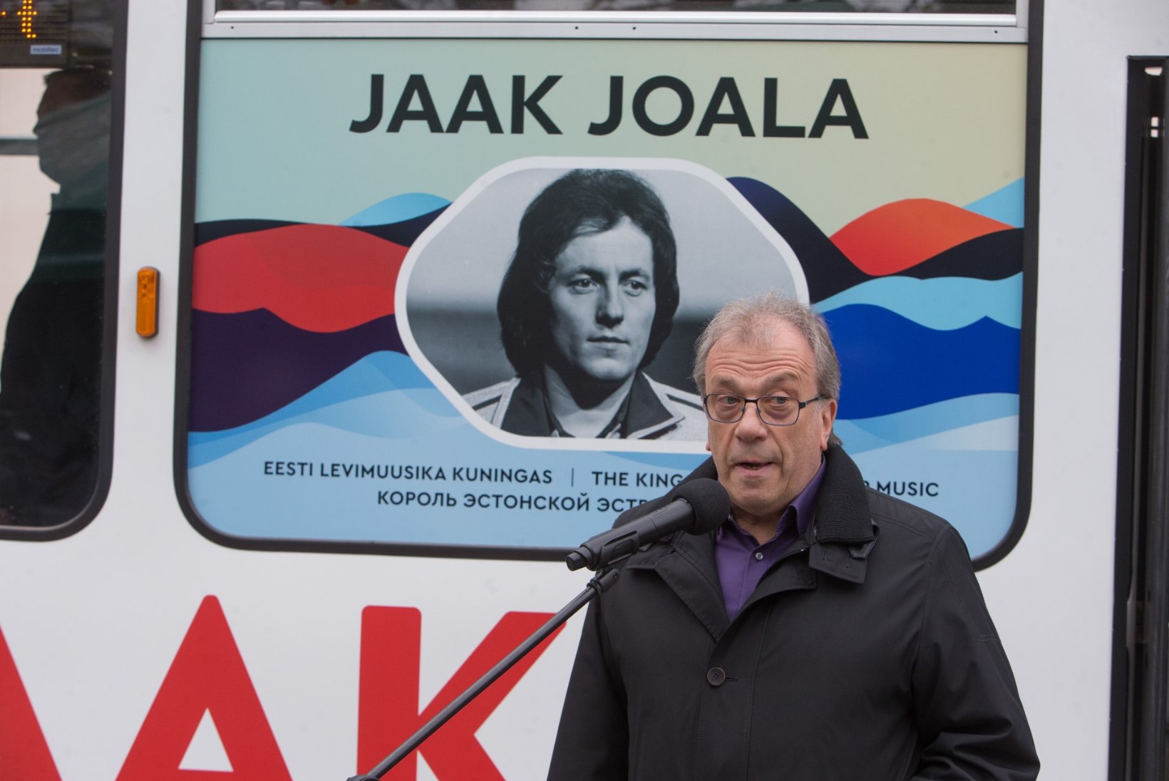 GALERII | VENEMAA FÄNNID TULID TEELE SAATMA: Eesti levimuusika kuninga Jaak Joala nimeline tramm möödub tema kunagistest koduakendest