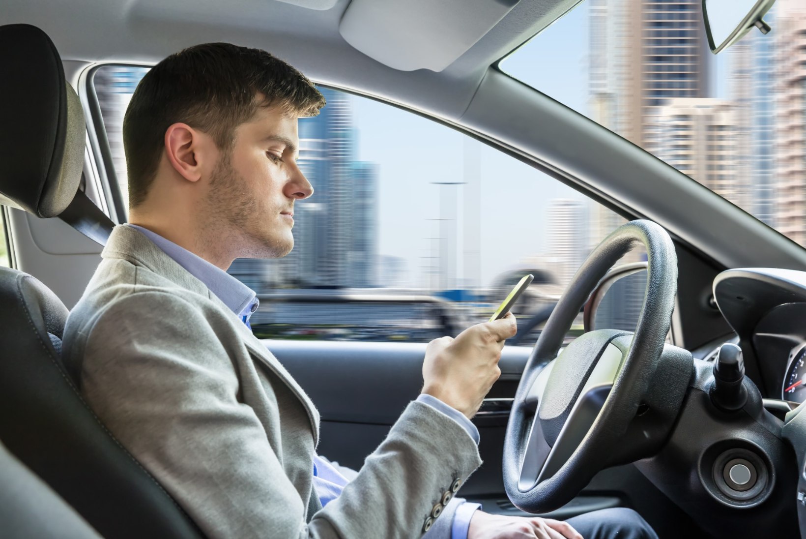 Kõrvaliste tegevustega toimetab sõidu ajal 63% autojuhtidest