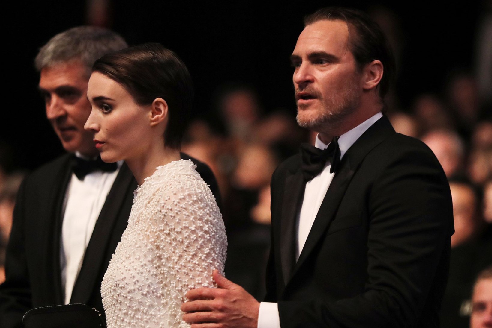 Joaquin Phoenix ja Rooney Mara paistavad altari poole tüürivat