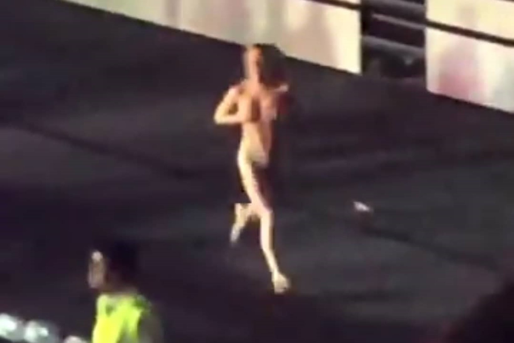 VIDEO | Briti neiu jooksis oma lemmikpoksija auks alasti ümber poksiringi