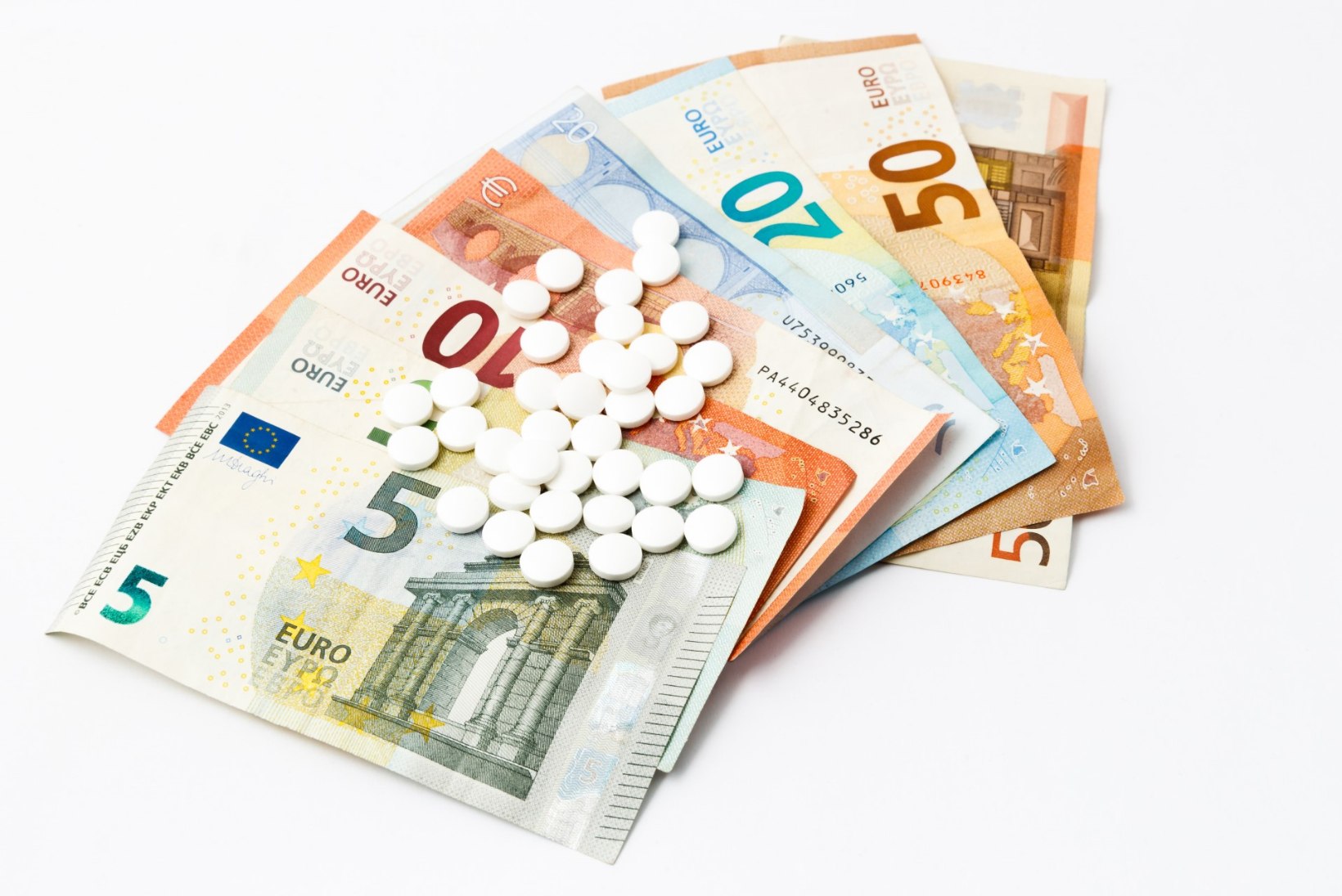 ROHKEM KUI LÄTIS: arst-residendid teenivad nüüd üle 2000 euro kuus