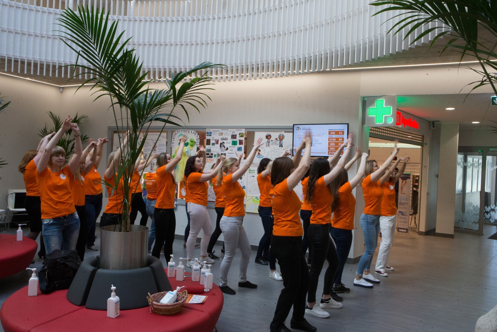 LÕBUS VIDEO JA GALERII | Lääne-Tallinna keskhaigla tähistas kätehügieenipäeva tantsuga