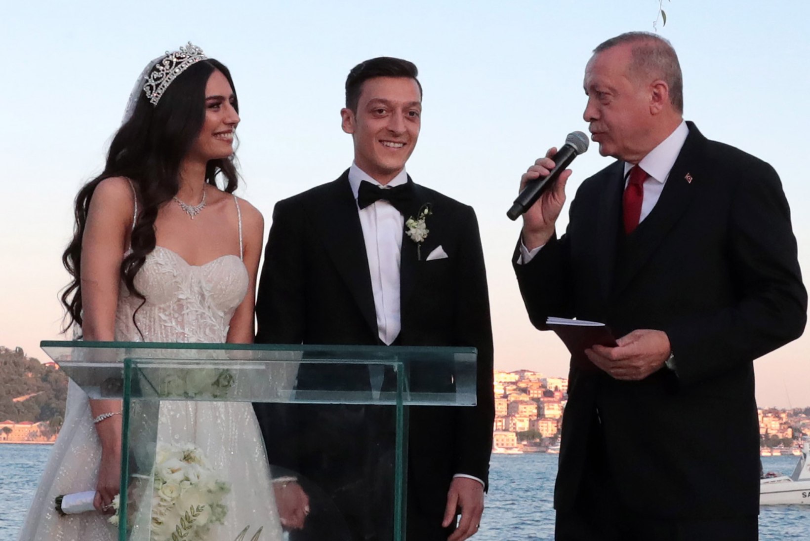 Saksamaal põlu alla sattunud Özil kutsus president Ergodani oma pulma isameheks