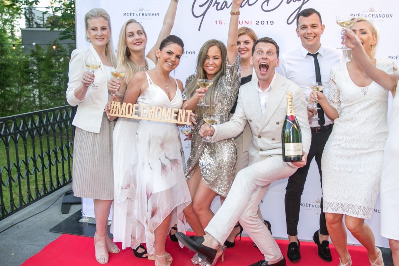 PILDID JA VIDEO | Staarid möllasid meeliküllastaval šampanjapeol Kadrioru luksusvillas