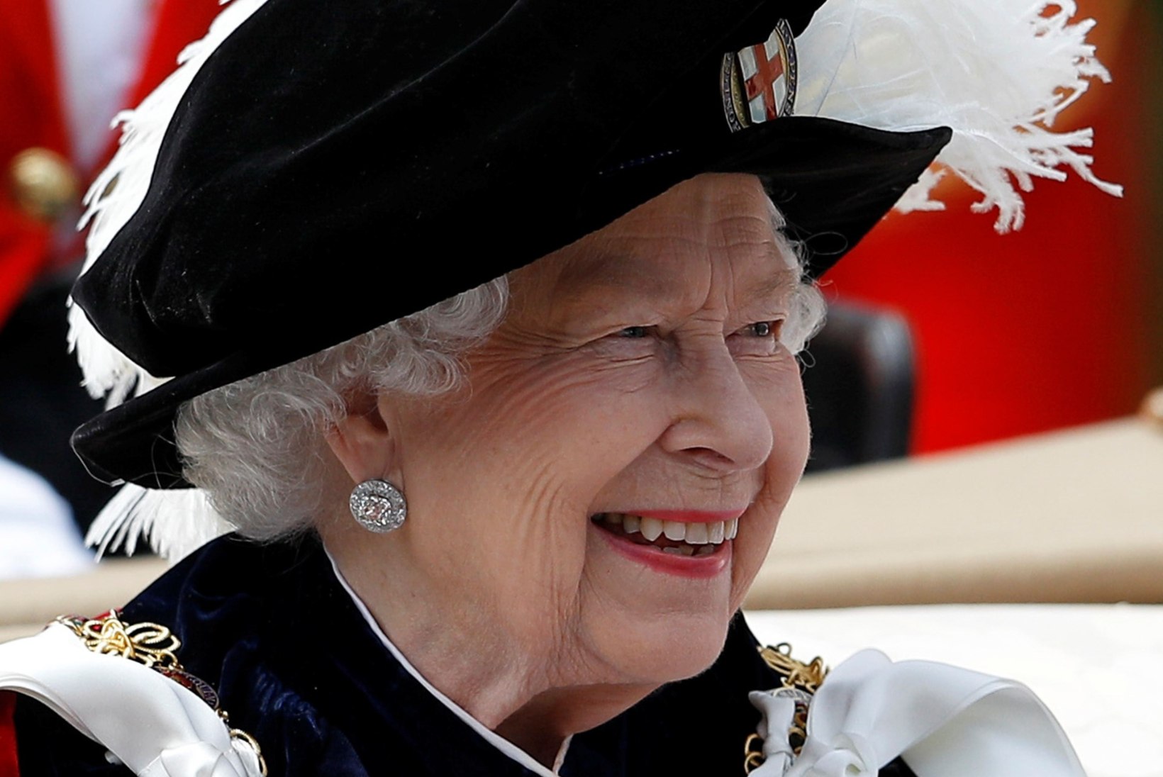Veider kõmu või midagi enamat: kas kuninganna Elizabeth II peanuppu ehivad parukad?