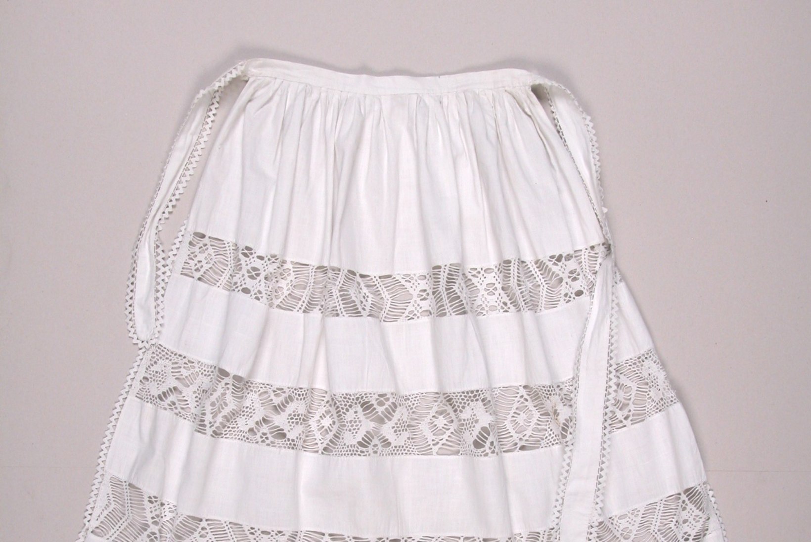 LAULU- JA TANTSUPIDU | Põllega rõivakomplekti kandmisel järgi vanu traditsioone!