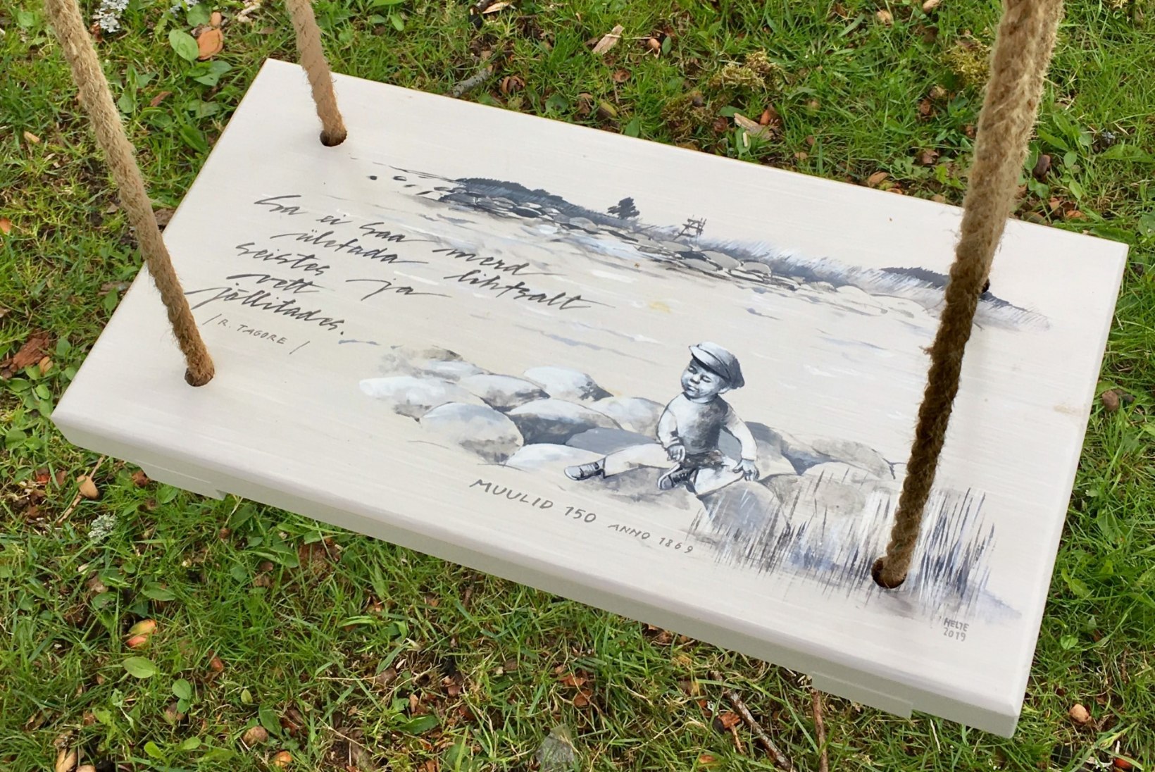 Pärnu parkidesse paigaldati kaheksa käsitsi maalitud muulide teemalist puidust kiike