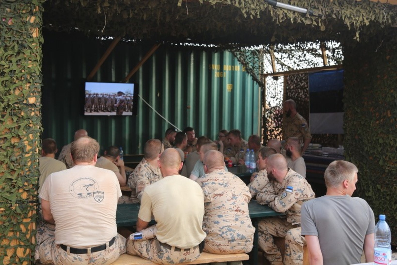GALERII | Eesti kaitseväelased süütasid jaanilõlkke Malil
