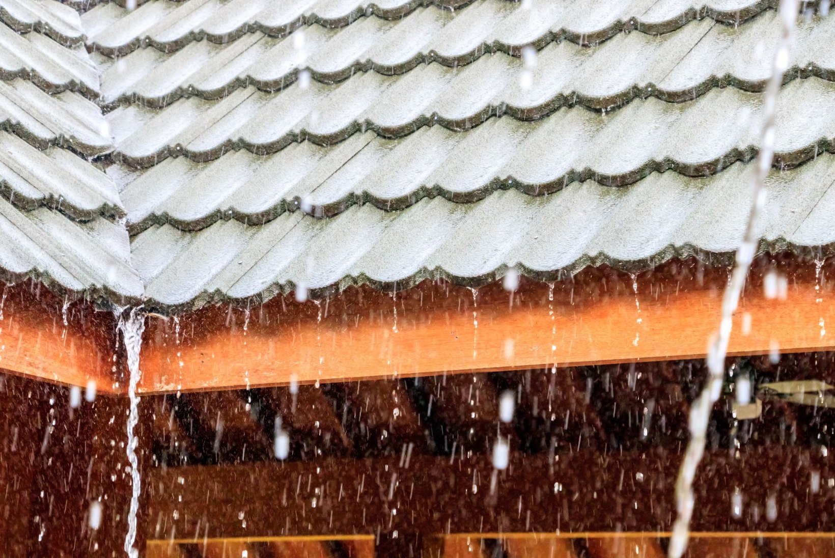 ENNETA LEKET: mida teha, et vihmavesi ühel hetkel katusest läbi ei sajaks?