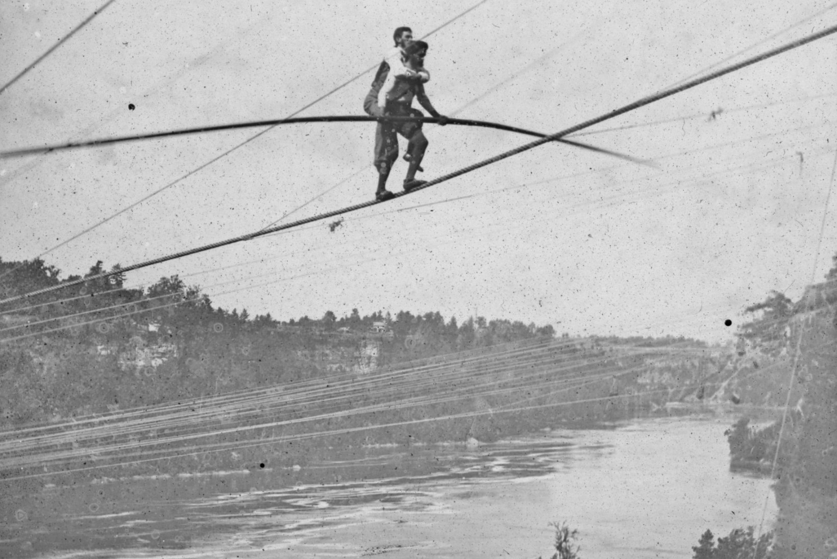 MINEVIKUHETK | 30. juuni: akrobaat Charles Blondin kõndis köiel üle Niagara joa