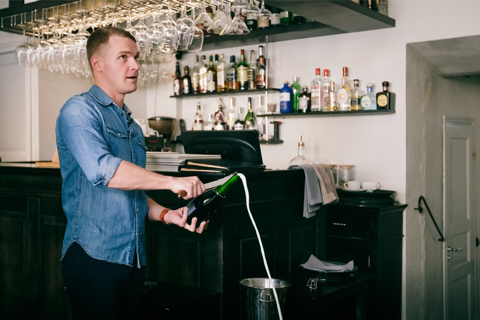 VIDEO | Ott Lepland näitab, kuidas avada šampanjapudelit sabraažmeetodil. Palume kodus seda mitte järele teha!