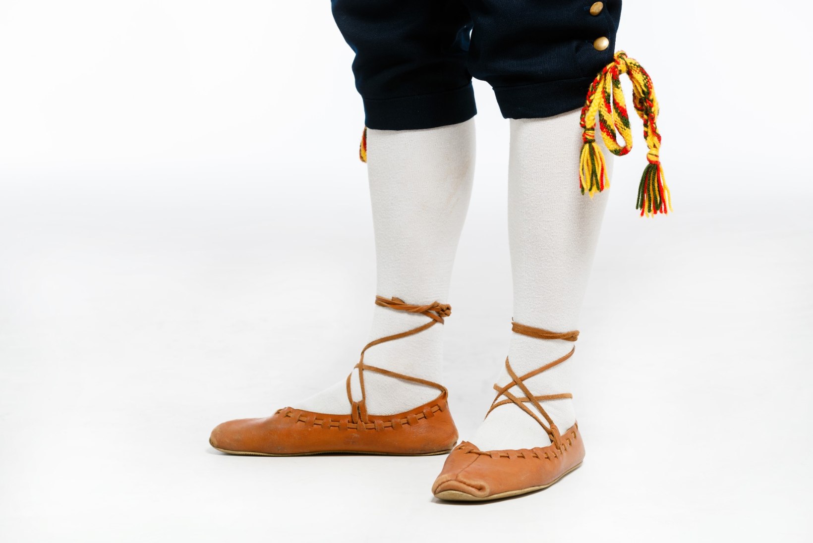 TANTSUPIDU | Vaata, milliseid jalanõusid on sobilik kanda rahvarõivastega