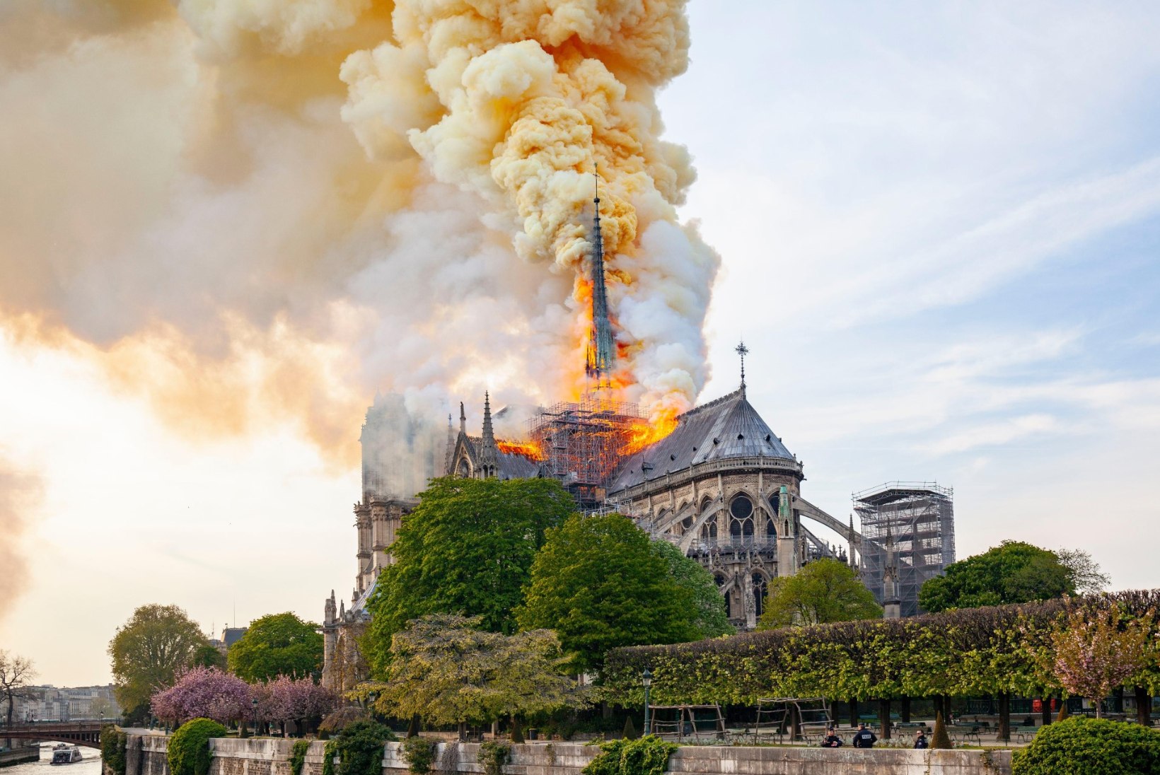 RASEDATE JA LASTE TERVIS OHUS: Pariisi Jumalaema kiriku põleng sulatas sadu tonne mürgist pliid