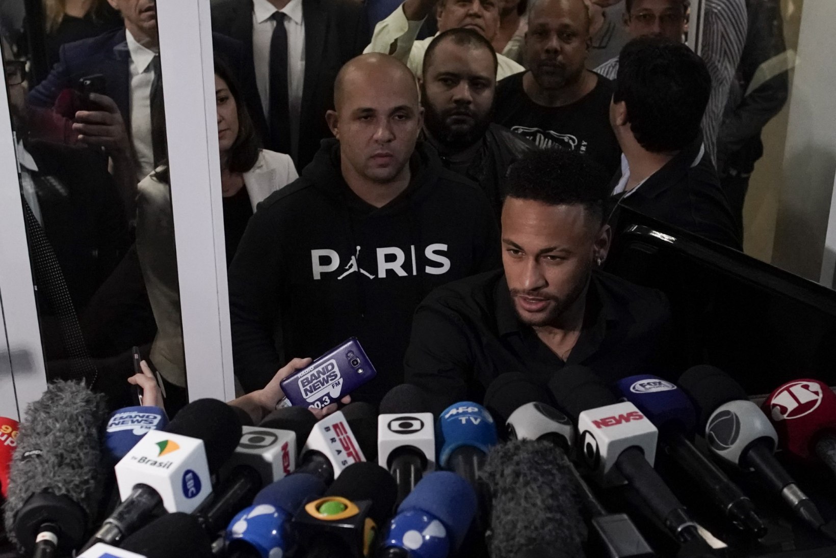 Vägistamisskandaali kistud Neymar käis politseis aru andmas