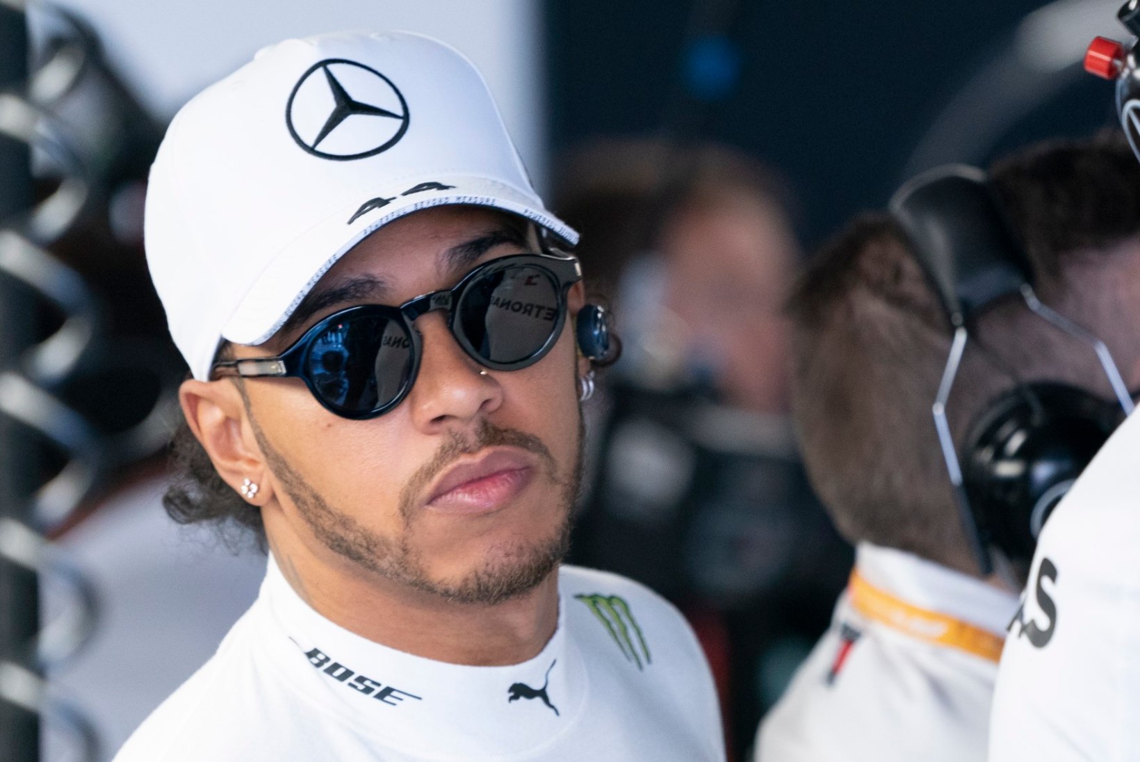 VIDEO | Lewis Hamilton rammis treeningul seina ja lõhkus vormeli