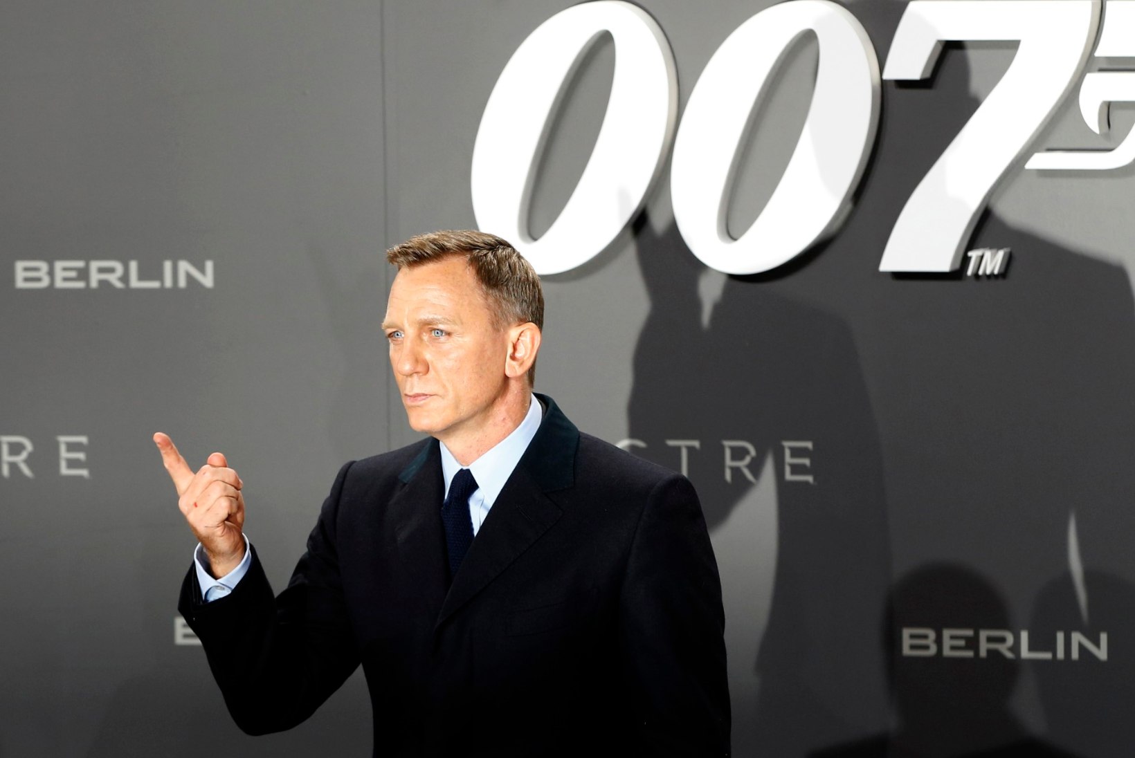 Leht: uues Bondi-filmis on agent 007 mustanahaline naine!