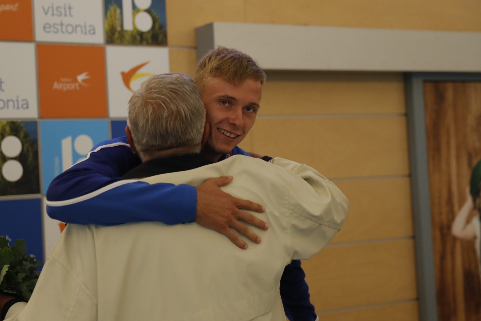 GALERII | EMil hõbeda võitnud Johannes Ermi tervitati Tallinna lennujaamas