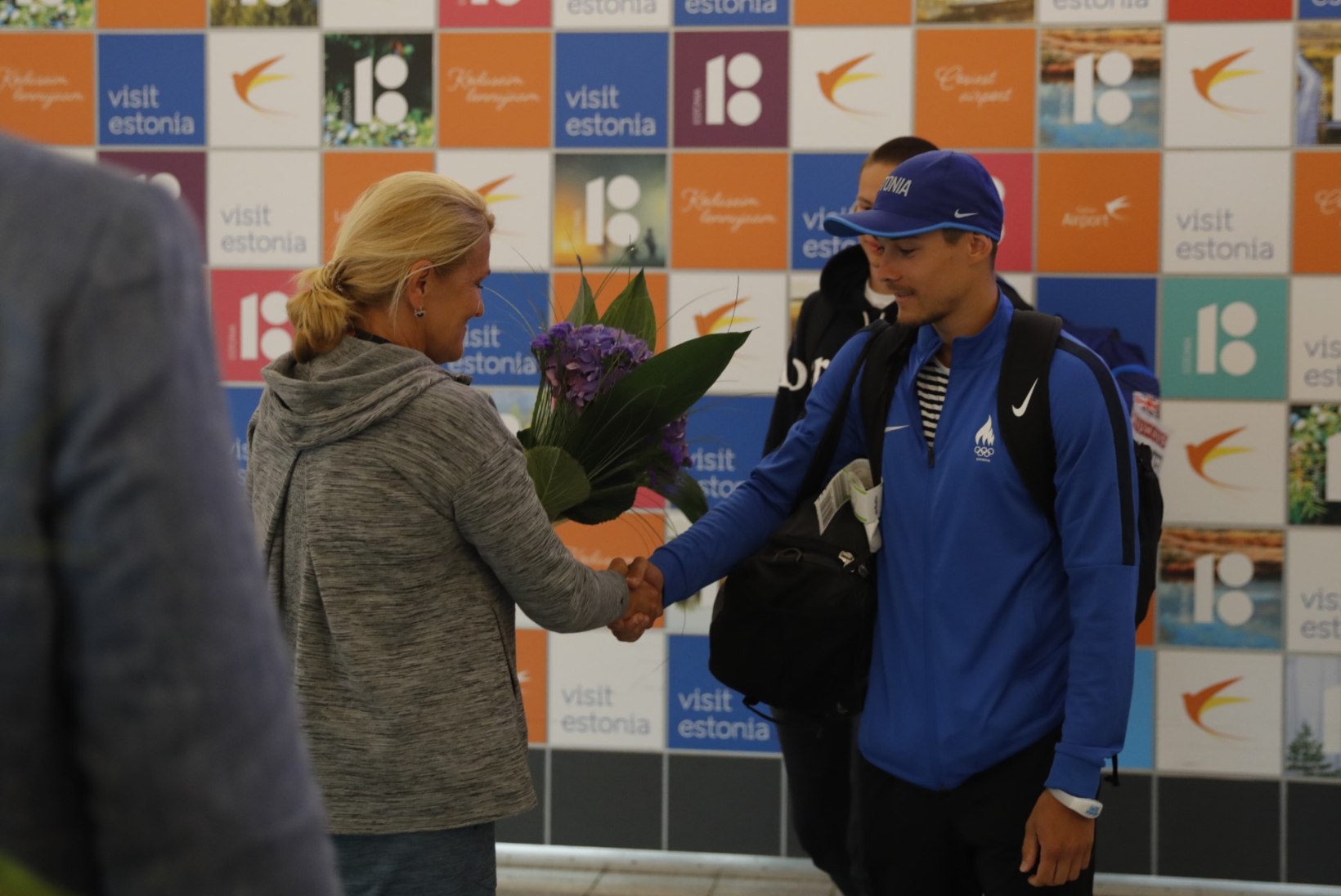 GALERII | EMil hõbeda võitnud Johannes Ermi tervitati Tallinna lennujaamas