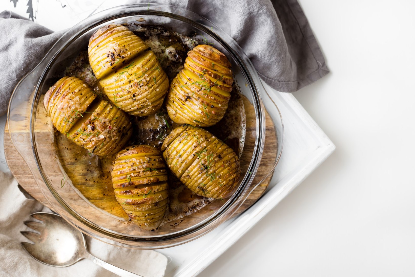 RETSEPTINURK | Tõeliselt maitsev suutäis ehk Hasselbacki kartulid