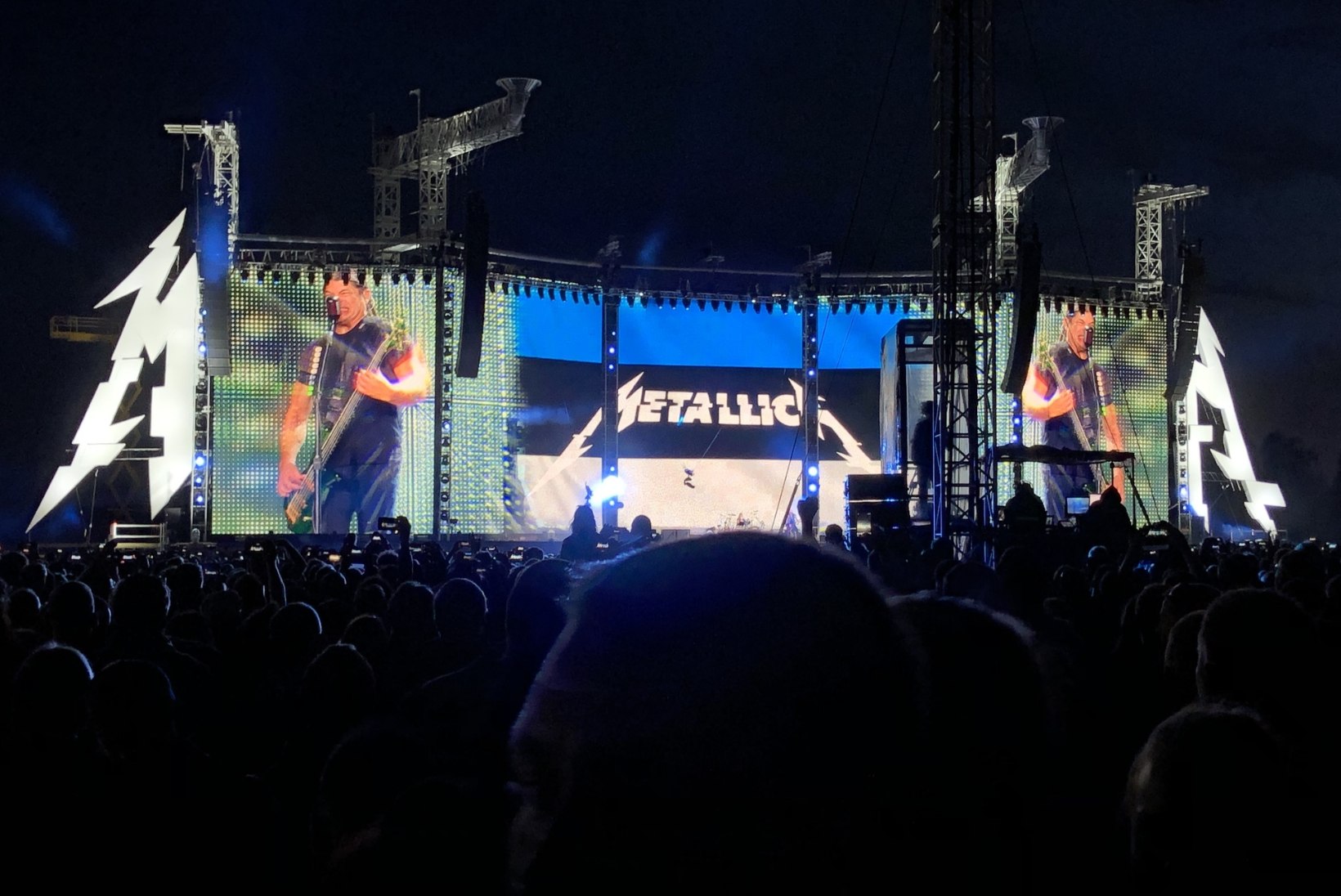 Metallica laulis koos rahvaga ja lõpetuseks lasi taevasse võimsa tulevärgi