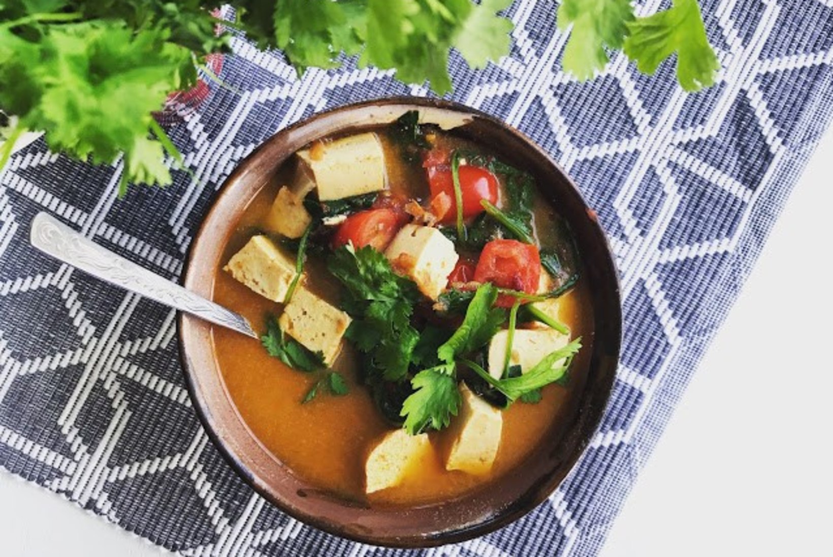 BLOGI | Lihtne 10 minuti lõuna: tšilline supp tofu ja köögiviljadega