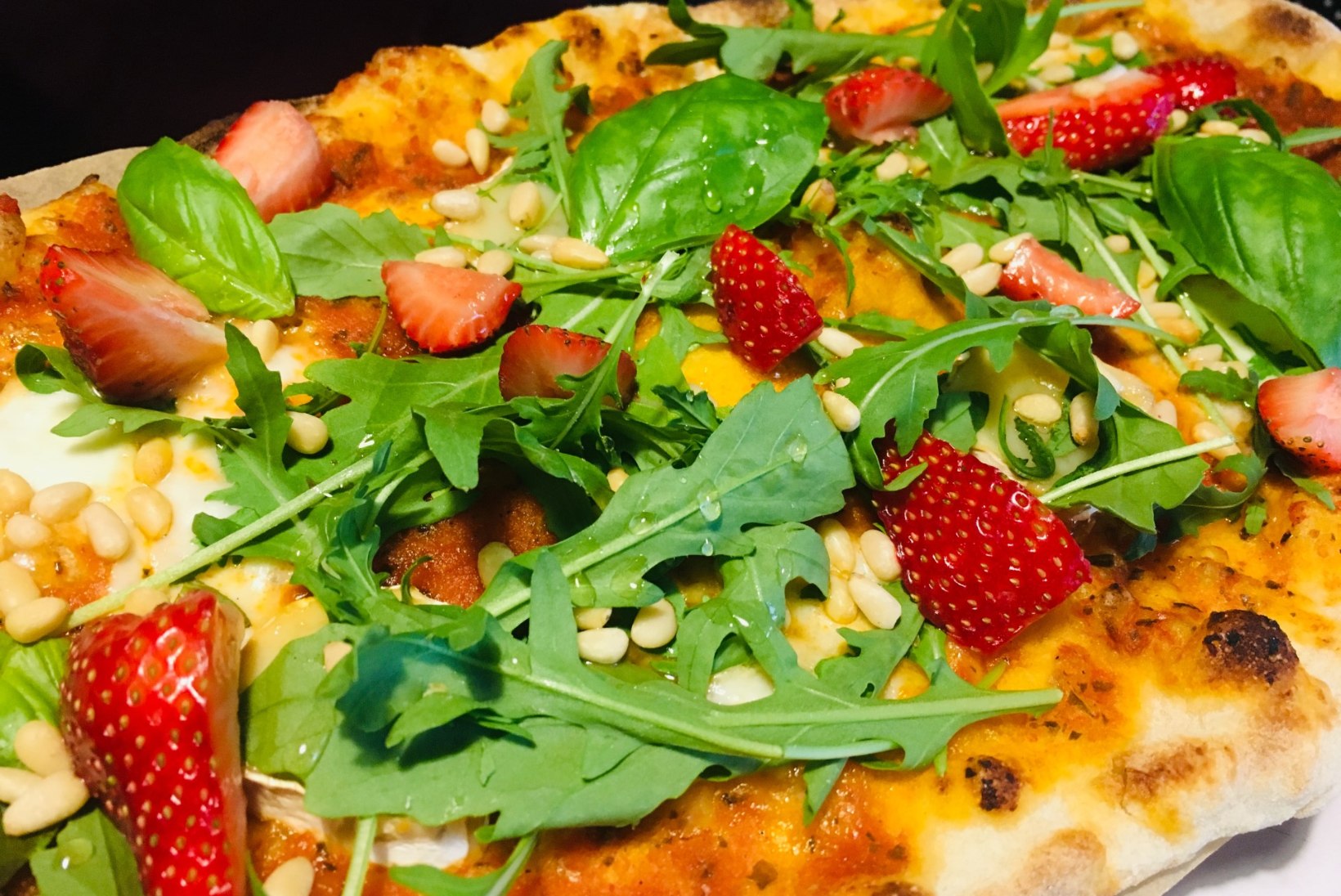 Maasikad, kurk, lõhe ja marineeritud porgand pitsa peal? Hiljuti avatud Pitsaklubi üllatab külalisi!