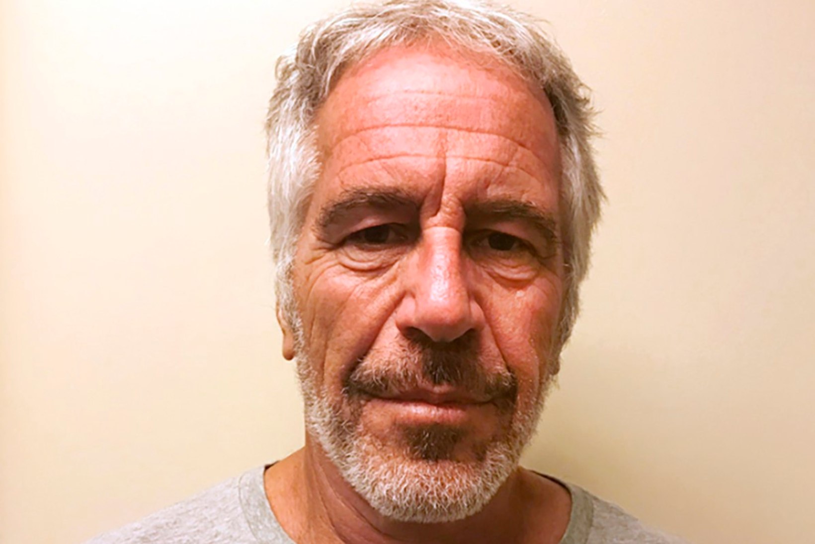 Pedofiiliavõrgustikku pidanud Epstein leiti vangikongist poolsurnuna