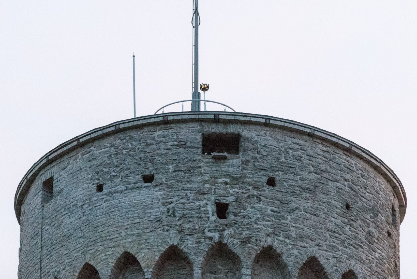 GALERII | Laulu- ja tantsupeotuli jõudis Pika Hermanni torni