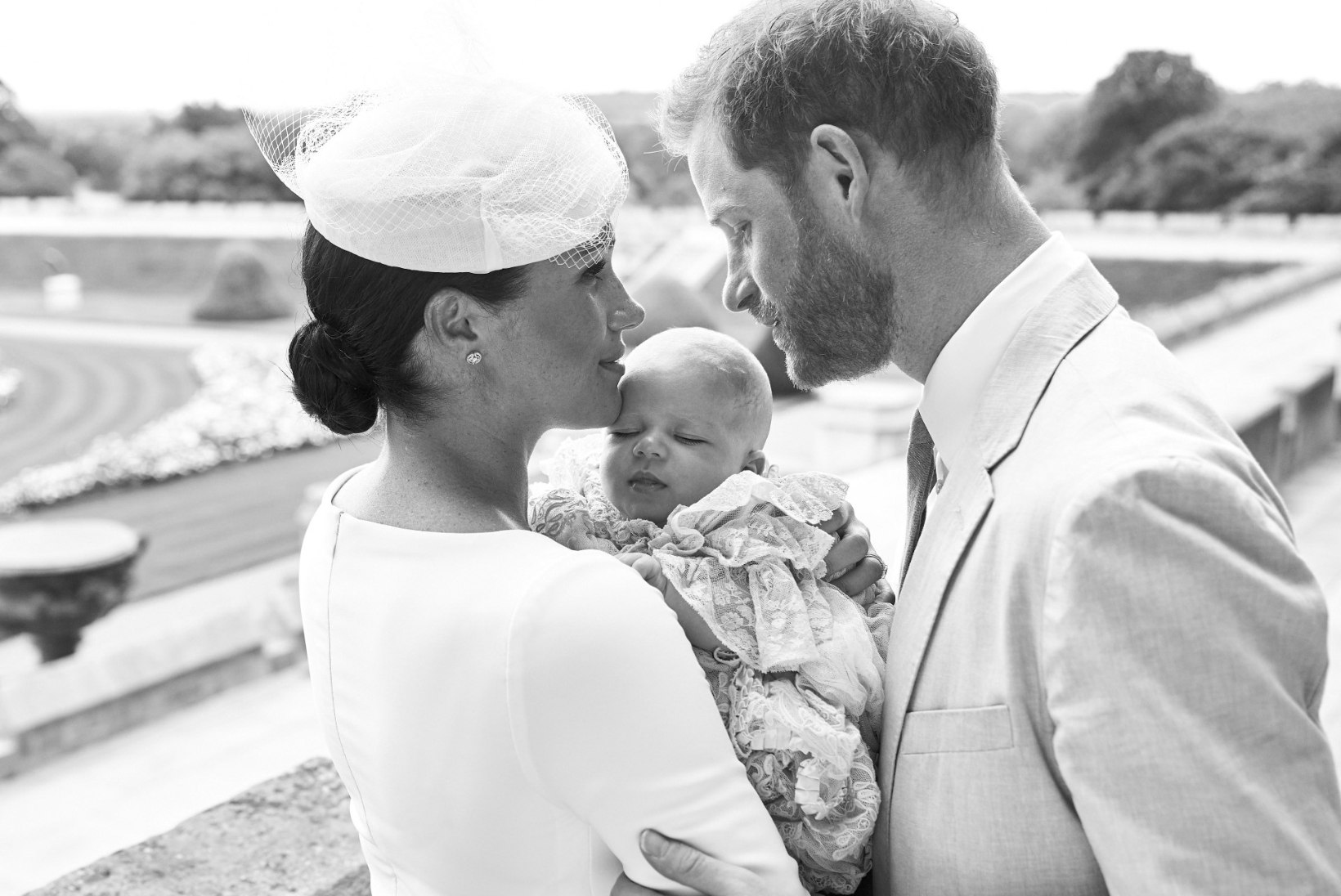 FOTOD | Kuninglik beebi Archie ristiti, ühtlasi tehti austusavaldus printsess Dianale