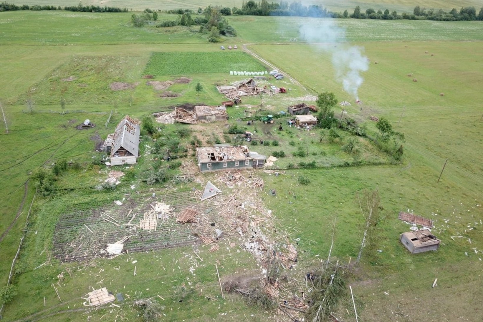 VIDEO JA FOTOD | Lätis möllas tornaado, mis hävitas talu, kuid jättis ellu inimesed ja loomad