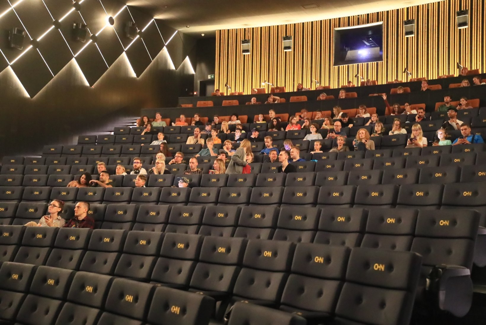 FOTOD | Eestis filmimas käinud Christopher Nolani linateosed meelitasid tasuta seanssidele omajagu fänne