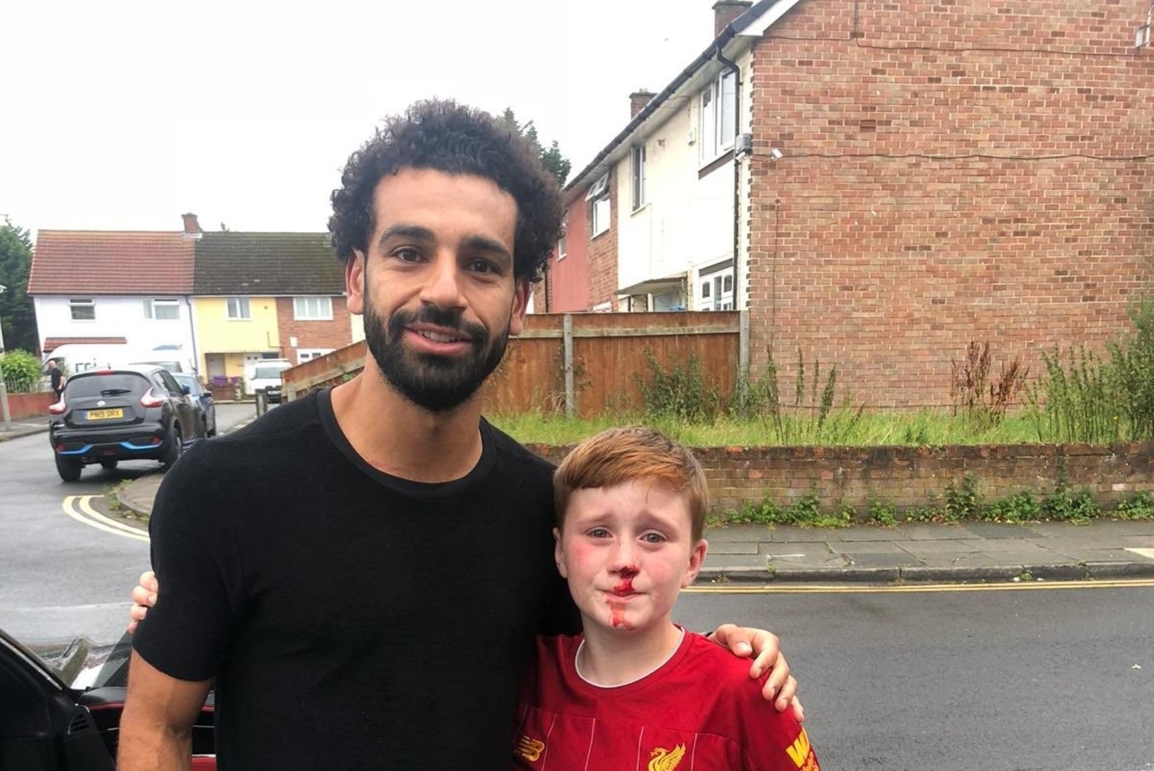 11aastane Liverpooli fänn jooksis end Salahi tähelepanu püüdes oimetuks, egiptlane vastas südamliku žestiga