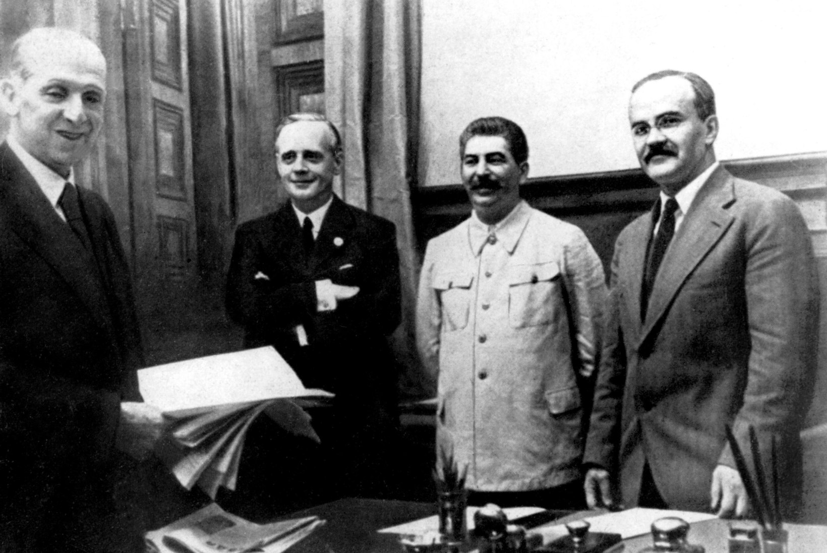 Vene välisluure direktor: Nõukogude Liit oli sunnitud Saksamaaga mittekalleletungilepingu sõlmima